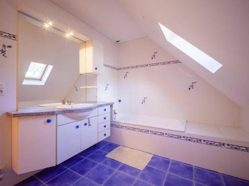 W łazience znajduje się umywalka i wanna. w obiekcie Maison Génos-Val Louron, 5 pièces, 10 personnes - FR-1-695-26 w mieście Génos