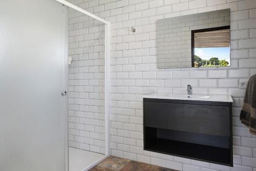 a white bathroom with a sink and a mirror at Vivienda Rural El chiclanero in Conil de la Frontera