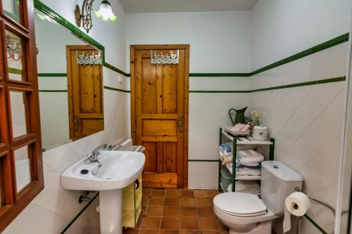 a bathroom with a toilet and a sink at CASA LAXE in Miñortos
