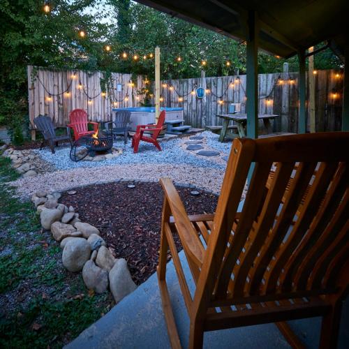 Fotografie z fotogalerie ubytování Steps from Downtown Pigeon Forge Parkway + Private Hottub and firepit - Wifi - Firefly Bungalows v destinaci Pigeon Forge