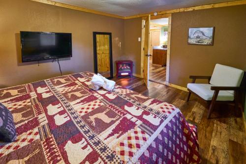 TV a/nebo společenská místnost v ubytování Steps from Downtown Pigeon Forge Parkway + Private Hottub and firepit - Wifi - Firefly Bungalows