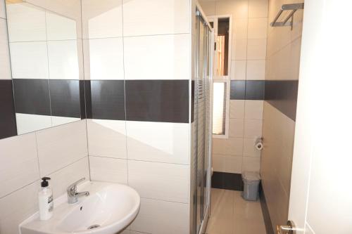 a bathroom with a sink and a shower at Mucho Madrid in Madrid