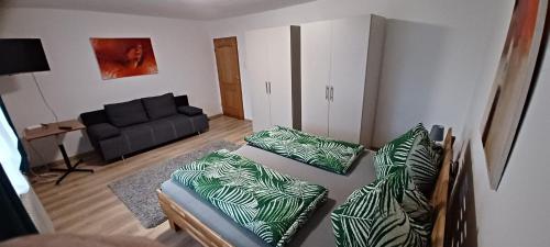 ein Wohnzimmer mit einem Sofa mit Kissen darauf in der Unterkunft Hortensia 2 in Münzkirchen