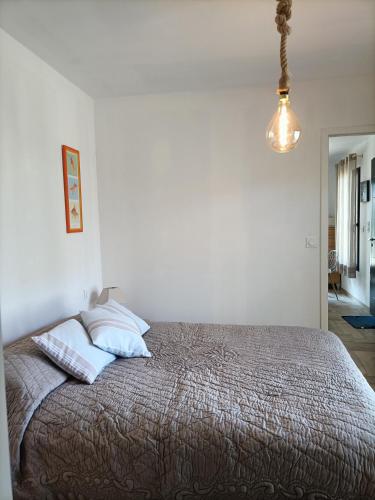 une chambre avec un lit avec deux oreillers dessus dans l'établissement Appartement T2 Sanary sur mer, à Sanary-sur-Mer