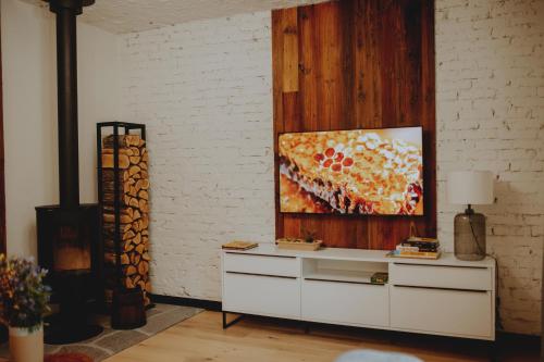 a living room with a painting on the wall at Pasieka Podlaska Tradycja in Siemiatycze