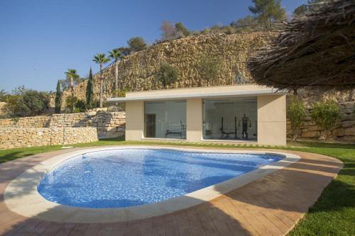 une piscine devant une maison dans l'établissement Torre Lugano by Renthas, à Benidorm