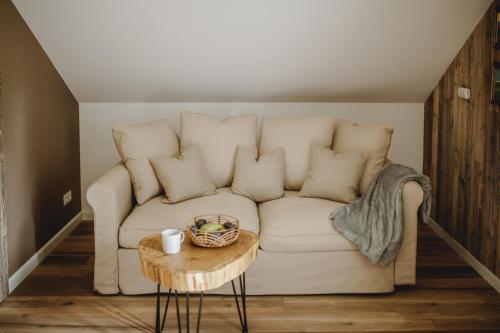 a white couch in a living room with a table at Pasieka Podlaska Tradycja in Siemiatycze