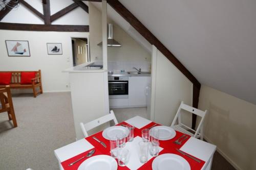 Kuchyňa alebo kuchynka v ubytovaní Apt with mezzanine in the heart of Vannes