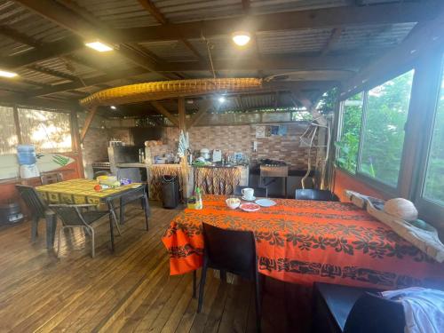 una sala da pranzo con tavolo e sedie in una stanza di Hostal Vieroto a Hanga Roa
