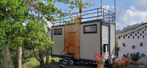 una casa pequeña sentada en la parte superior de un camión en Mini casa San Gil-Mogotes en San Gil