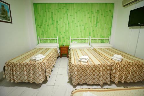 Postel nebo postele na pokoji v ubytování Hotel Virgen de los Reyes