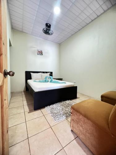 a bedroom with a large bed in a room at Los sueños RyG 3 in Quepos