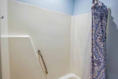 a shower curtain is hanging in a bathroom at Surfscoter in Johns Island