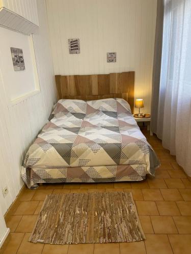 une chambre avec un lit dans le coin d'une pièce dans l'établissement Appartement la Marseillaise, à Marseille