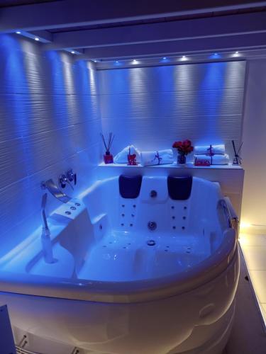 La salle de bains est pourvue d'une baignoire avec un éclairage bleu. dans l'établissement B&B Maryflower, à Naples