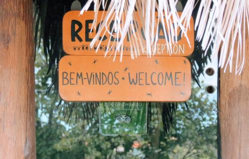 a sign that says berwyn bevideos welcome at Catavento Pousada in Alto Paraíso de Goiás