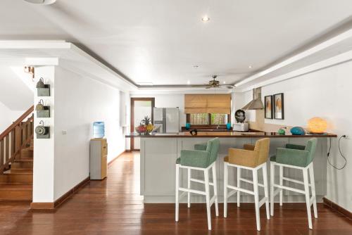 Køkken eller tekøkken på Beachfront Resort Villa Baan Tawan 3BR