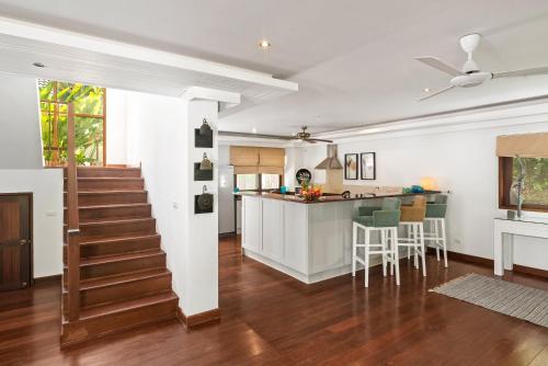 Køkken eller tekøkken på Beachfront Resort Villa Baan Tawan 3BR