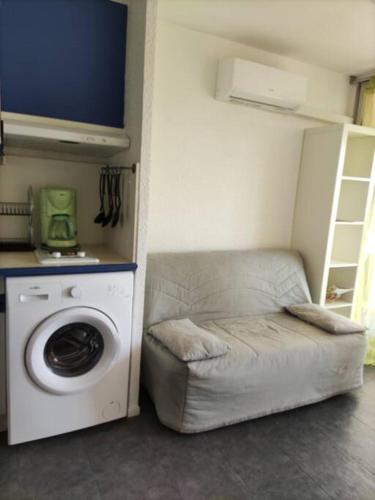 une laveuse et une sécheuse dans une petite pièce dans l'établissement Superbe studio dans résidence avec piscine sans chambre mais couchage salle et lit superposé dans l'entrée, au Grau-du-Roi