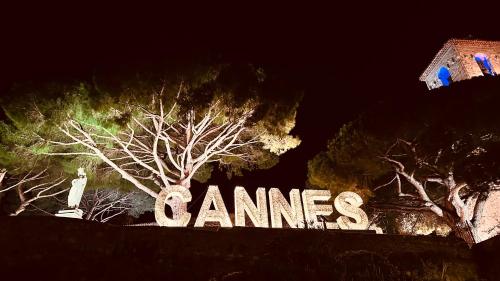 un panneau lumineux qui dit jeux de nuit dans l'établissement Le Cannois, à Cannes
