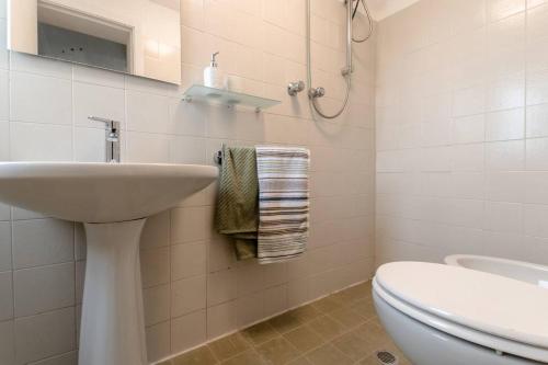 bagno bianco con lavandino e servizi igienici di Villa panoramica vista mare a Gradara