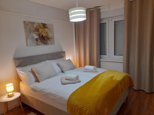 ein Schlafzimmer mit einem Bett mit zwei Handtüchern darauf in der Unterkunft FOUR PEARLS in Karlovac