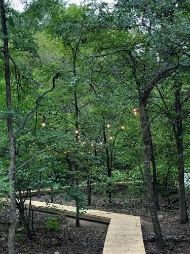 Hobbit Treehouse with waterfall on the Brazos River! 350 acres! Tubing! Petting zoo!にある庭