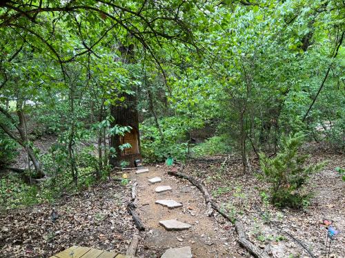 Hobbit Treehouse with waterfall on the Brazos River! 350 acres! Tubing! Petting zoo!にある庭