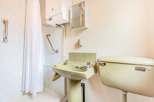 La salle de bains est pourvue de toilettes et d'un lavabo. dans l'établissement Tallis House, Sleeps 5, near City Centre, Free Parking, Long or Short Stays - by NMB Property, à Manchester