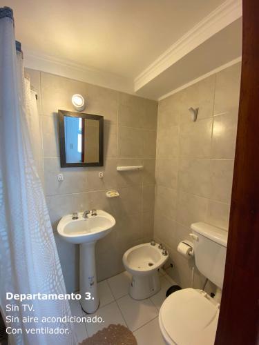 a bathroom with a toilet and a sink at Sarmiento Monoambiente in Concordia