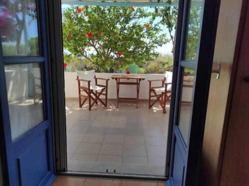 Ein Balkon oder eine Terrasse in der Unterkunft CIELO Summer House Paros