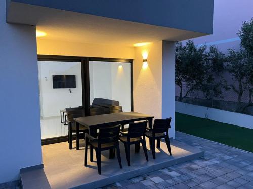 Residence Doli في فرسي: منطقة لتناول الطعام مع طاولة وكراسي على الفناء