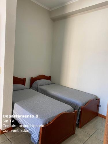 a room with two beds in a room at Sarmiento Monoambiente in Concordia
