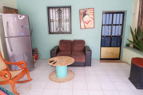 a living room with a couch and a table at Casa Chi in Valladolid