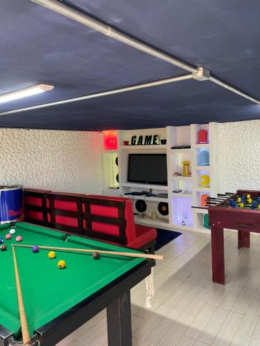 Cette chambre dispose d'un billard et d'une télévision. dans l'établissement Pousada Villa São Francisco, à Boituva