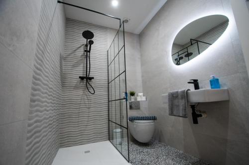 y baño con ducha, aseo y lavamanos. en Luxury Penthouse Apartment overlooking Main Beach en Bundoran