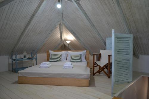 1 dormitorio con 1 cama en una tienda de campaña en Villa “Serenity”, en Agios Leon