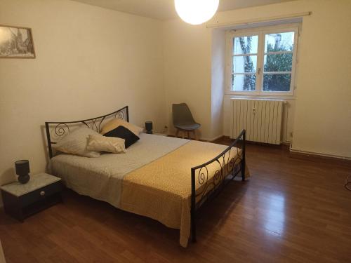 1 dormitorio con cama y ventana en Aux Thermes en Salins-les-Bains
