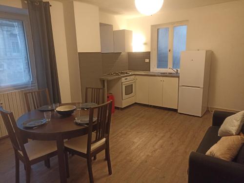 un salon avec une table et une cuisine dans l'établissement Aux Thermes, à Salins-les-Bains