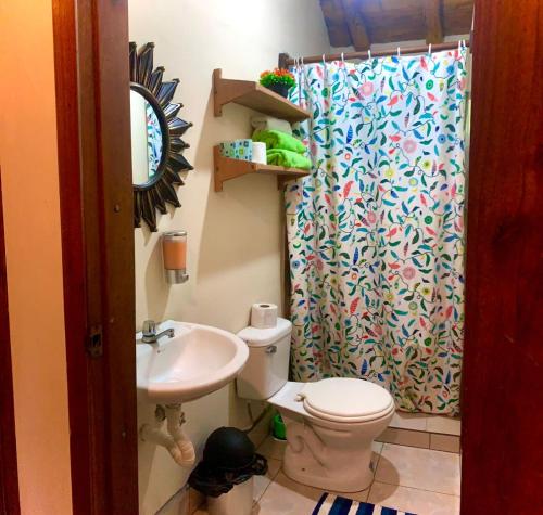 Salle de bains dans l'établissement ITCHIMBIA GARDEN AYAMPE Montaña y Mar