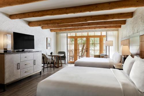 Cette chambre comprend deux lits et une télévision. dans l'établissement JW Marriott Scottsdale Camelback Inn Resort & Spa, à Scottsdale