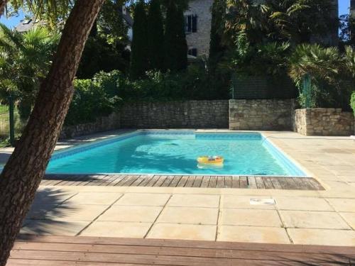 una piscina con un juguete en el agua en Résidence Ti An Amiral, en Bénodet