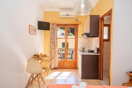 Una cocina o cocineta en Alexatos Studios & Apartments