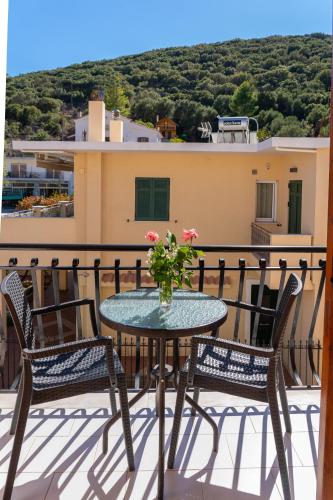 Un balcón o terraza en Alexatos Studios & Apartments