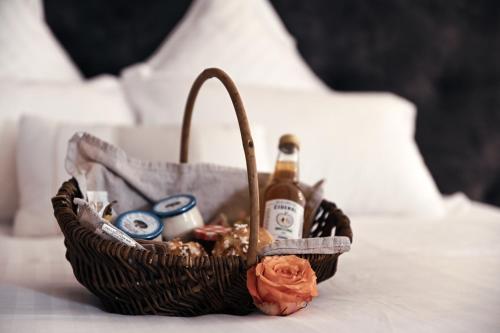 ein Korb mit Flaschen Bier und Blumen auf dem Tisch in der Unterkunft Studio Spa Vanadis LE BALNEO in Pacy-sur-Eure