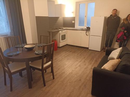uma sala de estar com uma mesa e uma cozinha em Aux Thermes em Salins-les-Bains