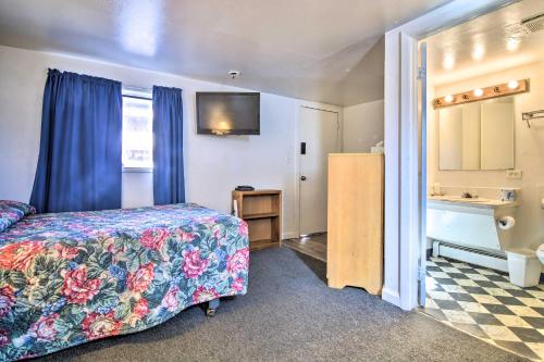 Habitación de hotel con cama y lavabo en Vacation Rental in Loveland 1 Mi to Downtown!, en Loveland