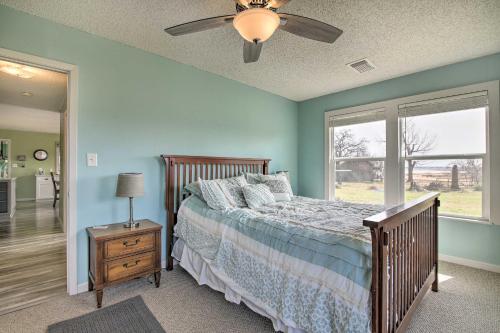 - une chambre avec un lit et un ventilateur de plafond dans l'établissement Pet-Friendly Buchanan Lakefront Vacation Rental!, à Tow