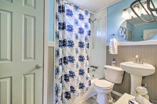 La petite salle de bains est pourvue de toilettes et d'un lavabo. dans l'établissement Pet-Friendly Buchanan Lakefront Vacation Rental!, à Tow