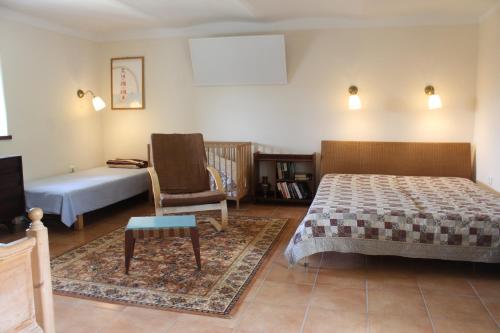 um quarto com uma cama, um sofá e uma cadeira em Country house - Slapy/Pazderny em Žďár
